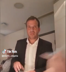 🎥💦 | Rafael van der Vaart doet aan héél bijzondere 'sport': maakt geintje van vraag fan