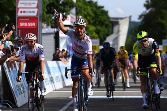 🎥 | Peter is back! Sagan is net op tijd voor de Tour in vorm en wint massasprint pittige etappe Zwitserland