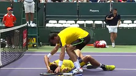 HEHE! Braziliaanse tennisser wordt knock-out geslagen door teamgenoot (video)