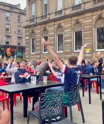 🎥 | Oekraïense- en Schotse fans trollen Rusland: 'Klap in je handen als je dat land haat'