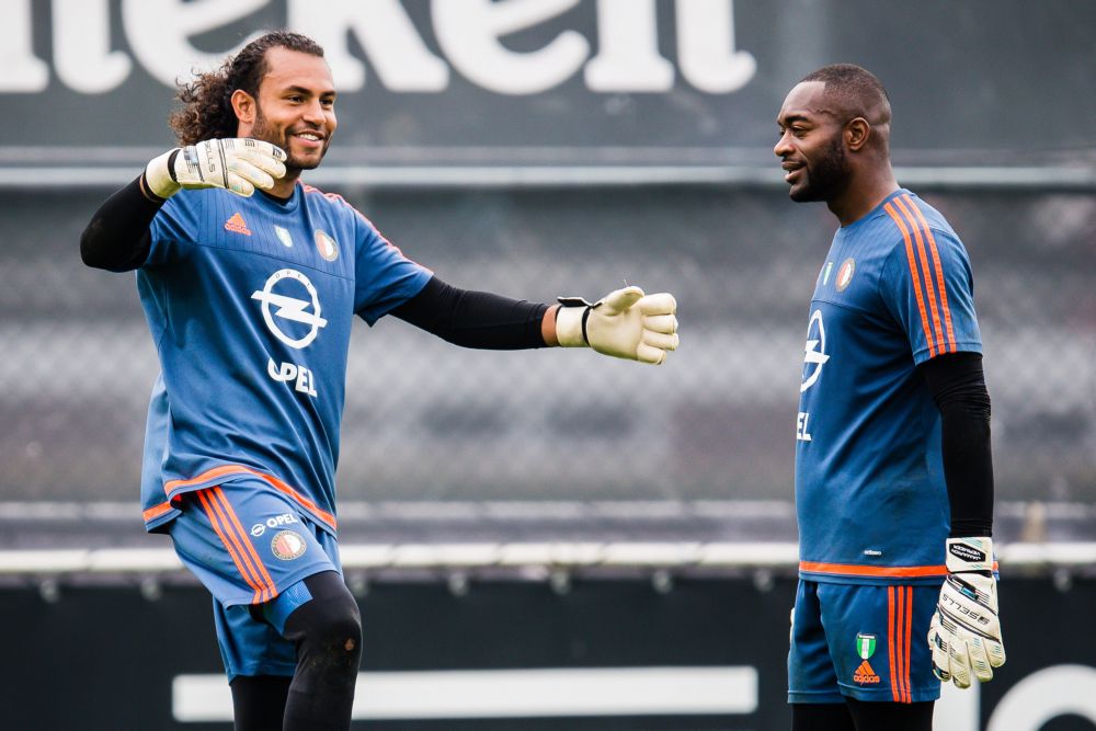 Feyenoord-keeper Hahn met brancard van het veld