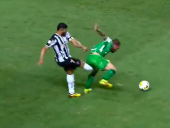 🎥 | Hulk kan lange schorsing tegemoet zien na schop in ballen van opponent