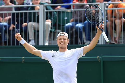 Tim van Rijthoven kon alvast spieken: tijdens training oefende Djokovic op baan naast hem