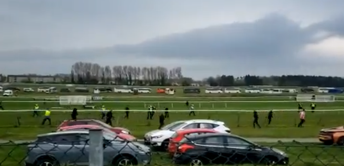 🎥 | Dierenactivisten rennen circuit op en proberen zich vast te ketenen bij paardenrace