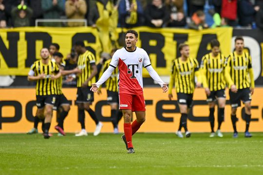 FC Utrecht incasseert met man meer 2 goals tegen Vitesse: Arnhemmers pakken 3 punten