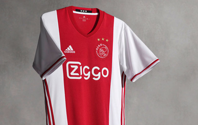 Andreaskruizen in kraag van thuisshirt Ajax