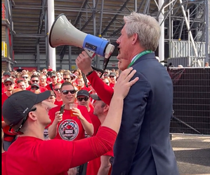 🎥 | Clubliefde! Marcel Brands geeft PSV-fans zingend het goede voorbeeld voor bekerfinale