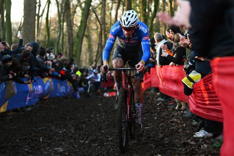 Van der Poel verslaat Van Aert en Pidcock tijdens spectaculaire cross van Gavere