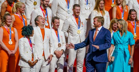 Hoort ook bij een olympische plak winnen: slap handje krijgen van de Koning