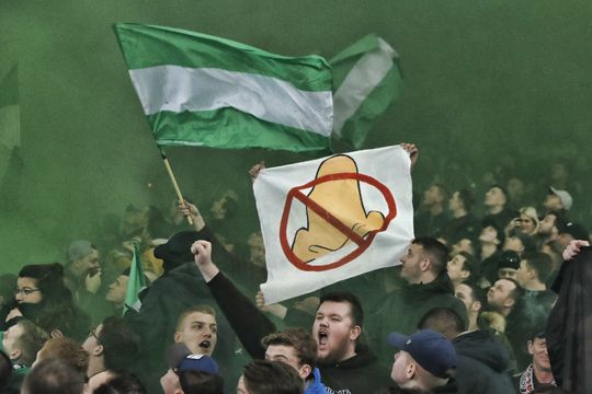 😂 | Feyenoord-fan komt nét op beeld nadat hij Ajax de middelvinger lijkt te geven