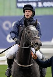 Oud-prof Michael Owen galoppeert bij jockey-debuut meteen naar 2e plaats