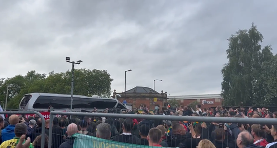 🎥 | Chaos in Manchester: protesten tegen eigenaren, bier naar Liverpool-fans en Casemiro komt ook nog langs