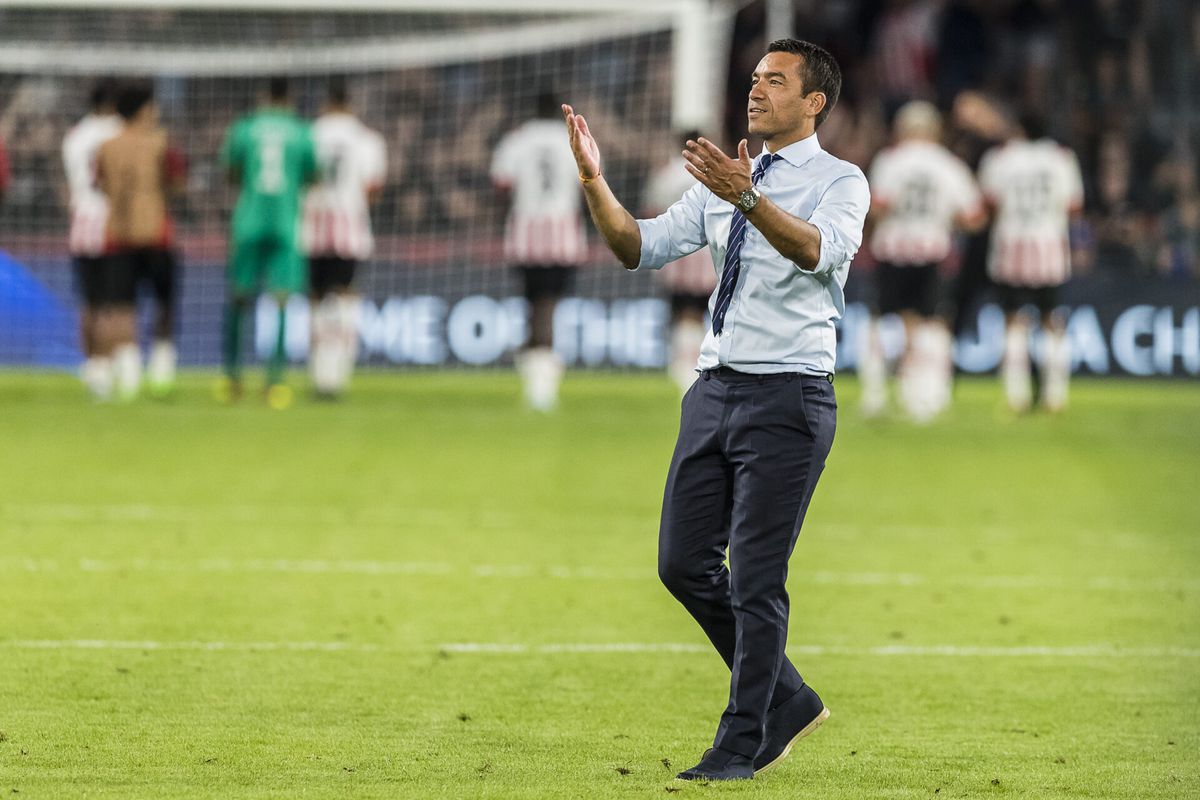 Van Bronckhorst gebruikt belaging spelersbus als motivatie: 'We hebben verdiend gewonnen'