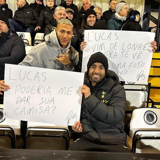 📸 | Richarlison komt herstelde Lucas Moura supporten bij jeugdteam Spurs: 'Mag ik je shirt?'