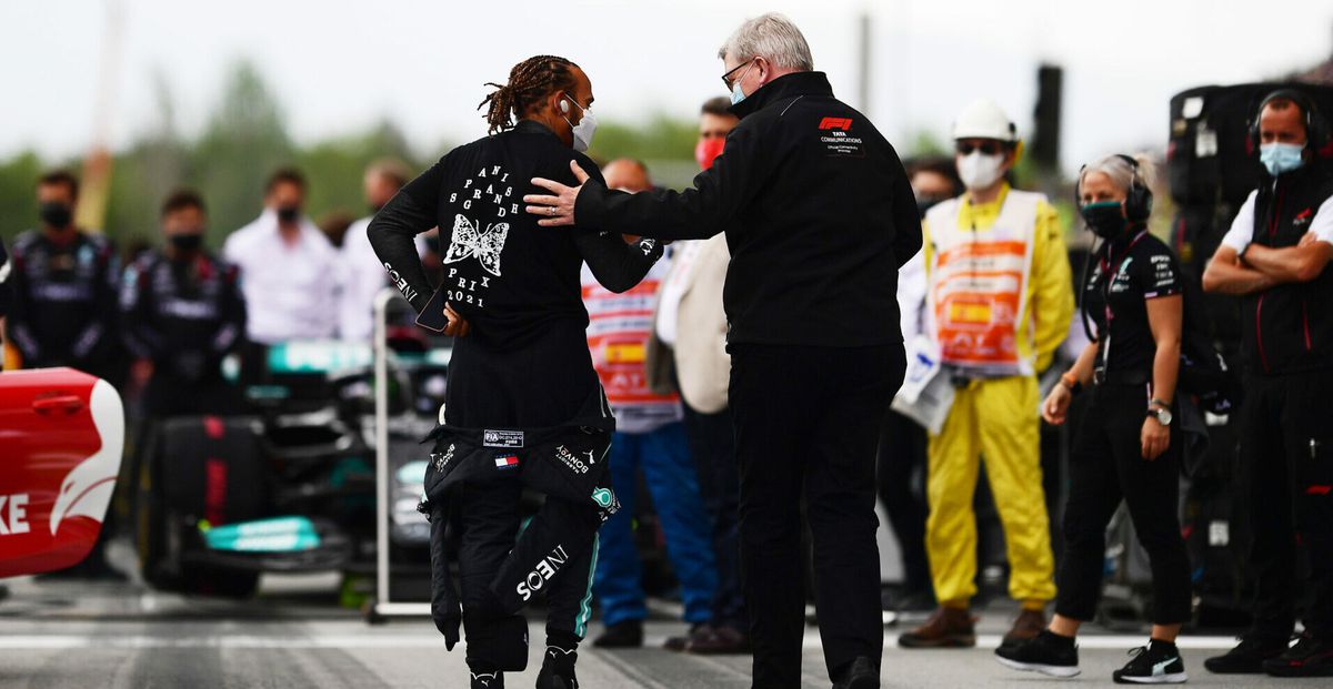 Formule 1-directeur steekt veren in de reet van Hamilton én de FIA