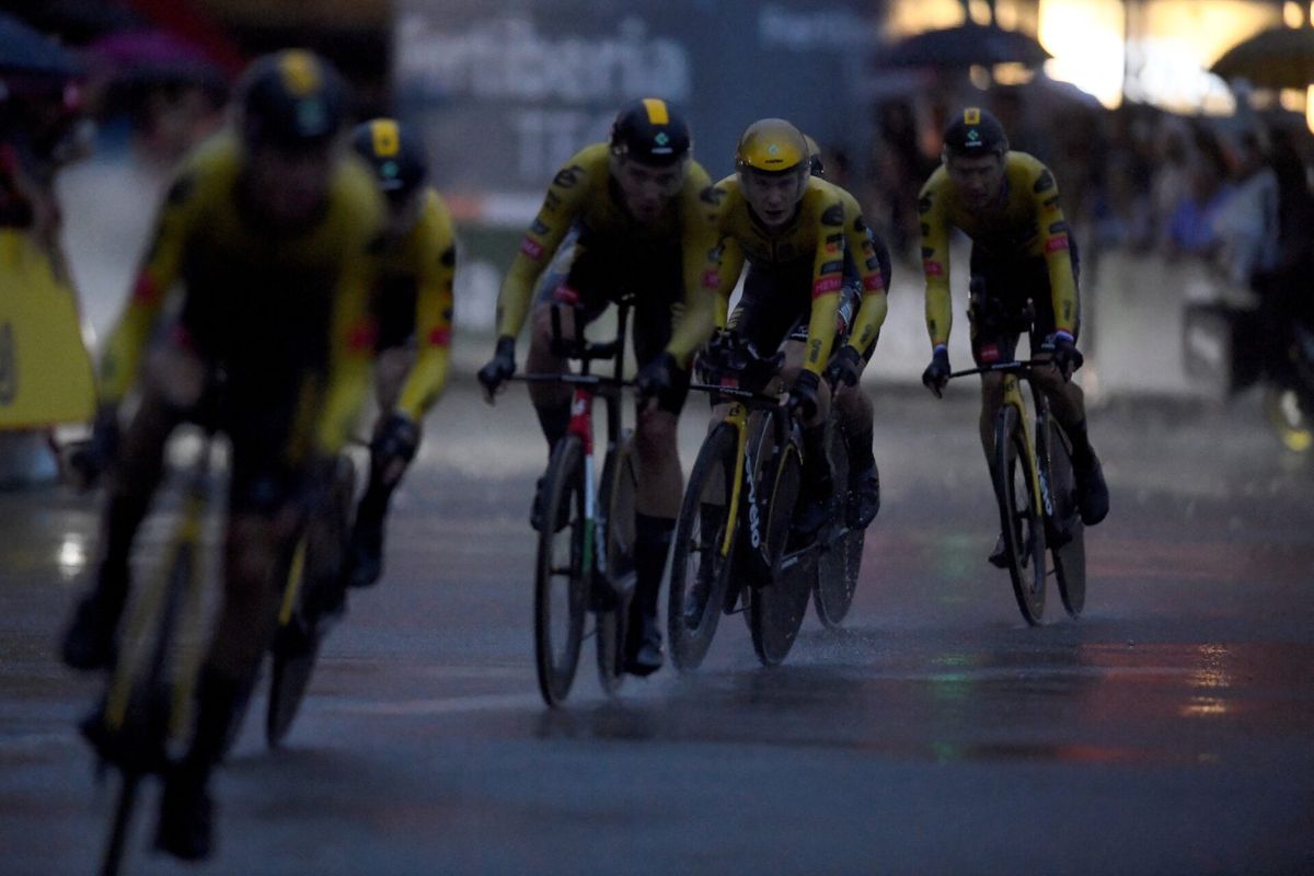 Vuelta: Jumbo-Visma verliest in barre omstandigheden tijd in ploegentijdrit, Team DSM wint