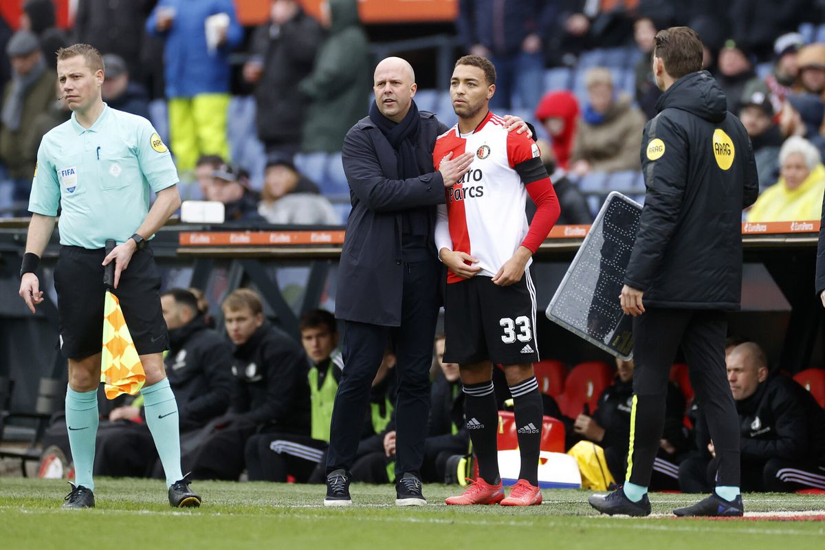 Feyenoord-trainer Arne Slot kiest tegen Heracles wel voor Cyriel Dessers in spits