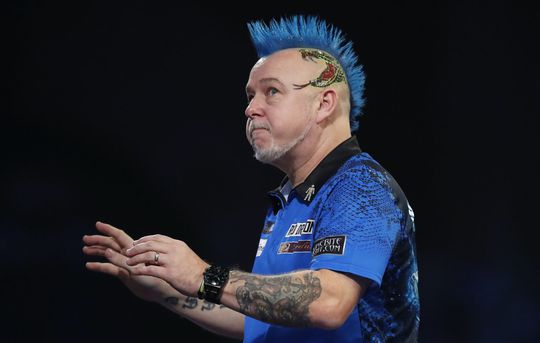 Peter Wright helpt George Noble een handje na rekenfout