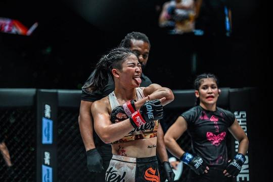 🎥​ | MMA-vechtster Stamp Fairtex maakt bijnaam waar en stampt Jihin Radzuan kapot