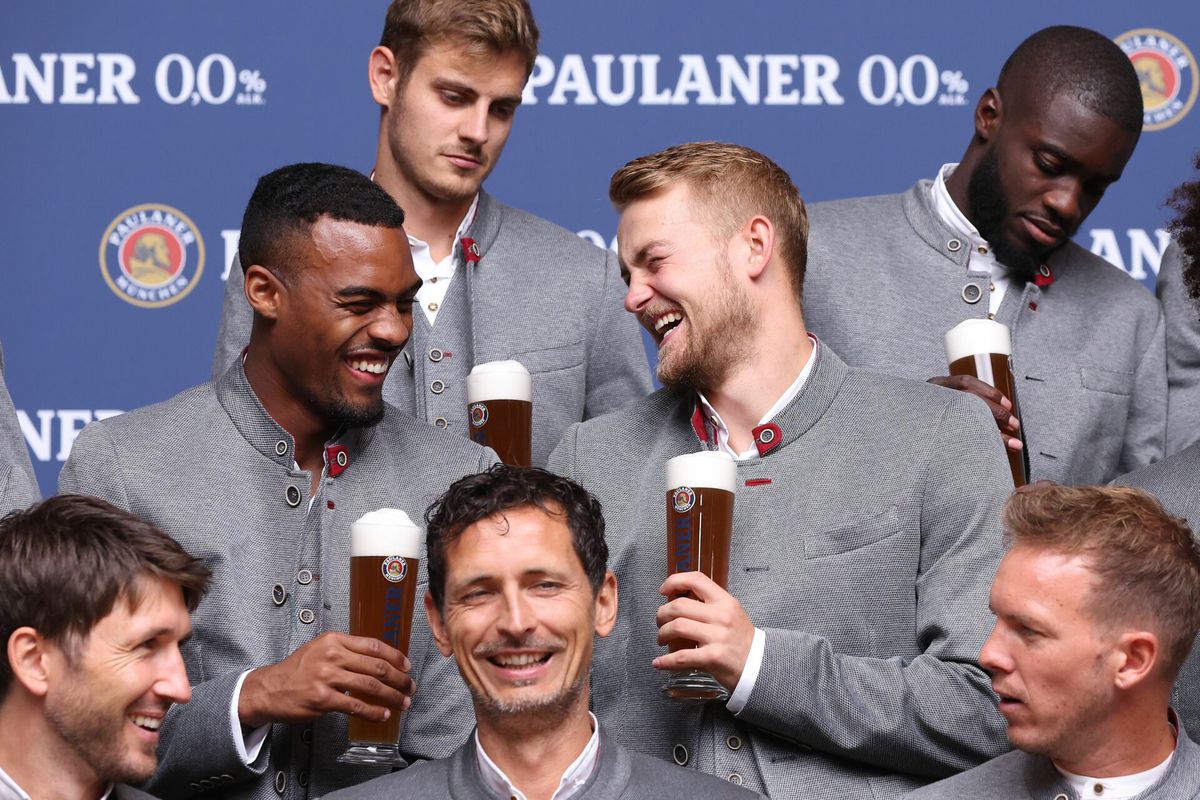 🎥​📸​🍻​ | De Ligt, Gravenberch en ploegmaten in lederhosen: drinken... Paulaner 0.0!?