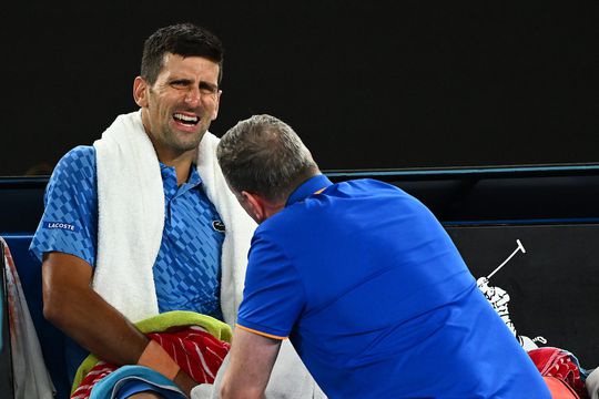 Novak Djokovic behandeld aan blessure, maar staat tóch in 4e ronde Australian Open