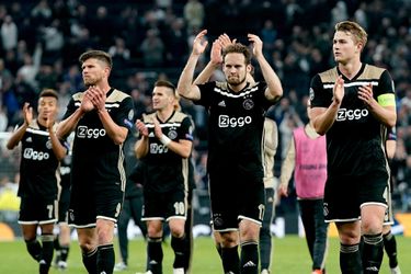Ajax-fan denkt foto van nieuw uitshirt te schieten, blijkt tóch niet zo te zijn