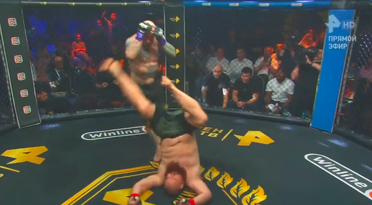 🎥 | Vyacheslav Datsik opent MMA-veteranenpartij met DEZE 'rolling thunder'-kick
