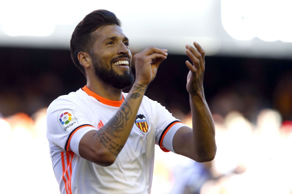 Valencia wint mede door 2 goals Garay van Osasuna (video)