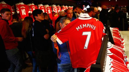 Alleen Messi en Ronaldo 'verkochten' meer shirts dan Memphis