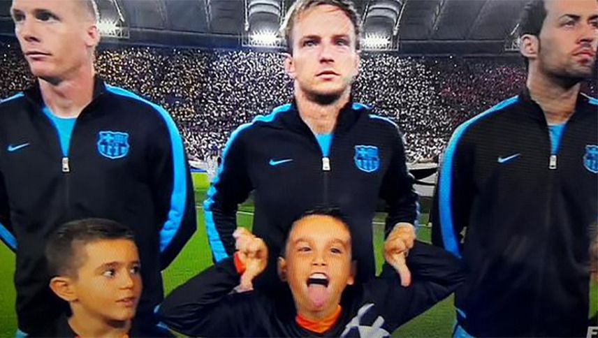 Mascotte niet blij met Rakitic en dat mag hele wereld weten