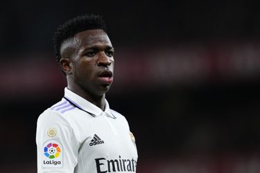 📸🤮 | Atlético-fans verhangen pop met shirt Vinicius Jr. voorafgaand aan derby tegen Real