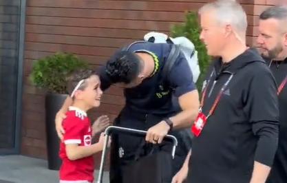 🎥​​ | Handtekening, knuffeltje: mooi momentje tussen Ronaldo en een jonge fan