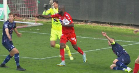 🎥 | Lamkel Zé heeft weer eens kortsluiting: spits raapt bal op en wijst naar penaltystip