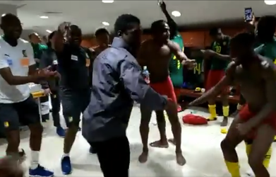 Check hier hoe Seedorf de Afrika Cup-kwalificatie met Kameroen viert! (video)