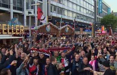 🎥​ | Op het Stadhuisplein in Rotterdam kijken duizenden in geweldige sfeer naar Feyenoord