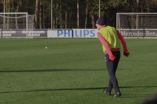 Guardado verlaat geblesseerd training PSV vroegtijdig (video)