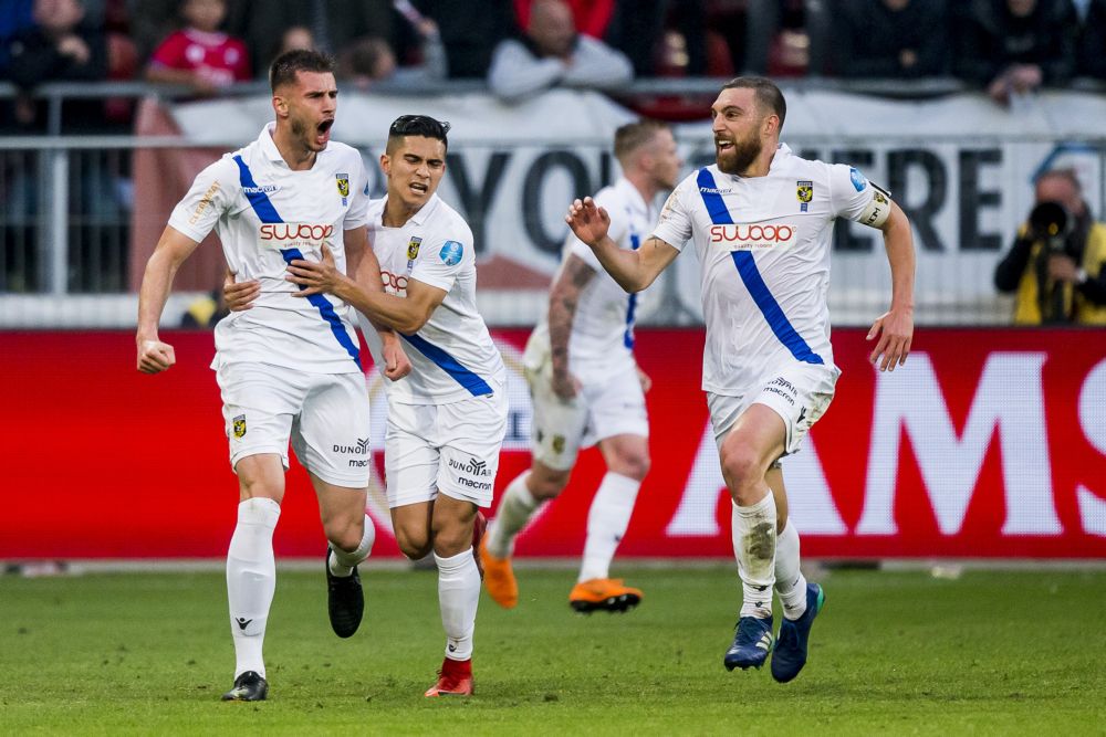 Vitesse verslaat knokkend FC Utrecht en mag Europa in