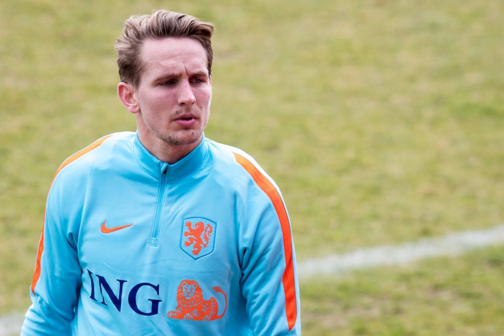 De Jong en Promes vormen aanval bij eerbetoon aan Cruijff