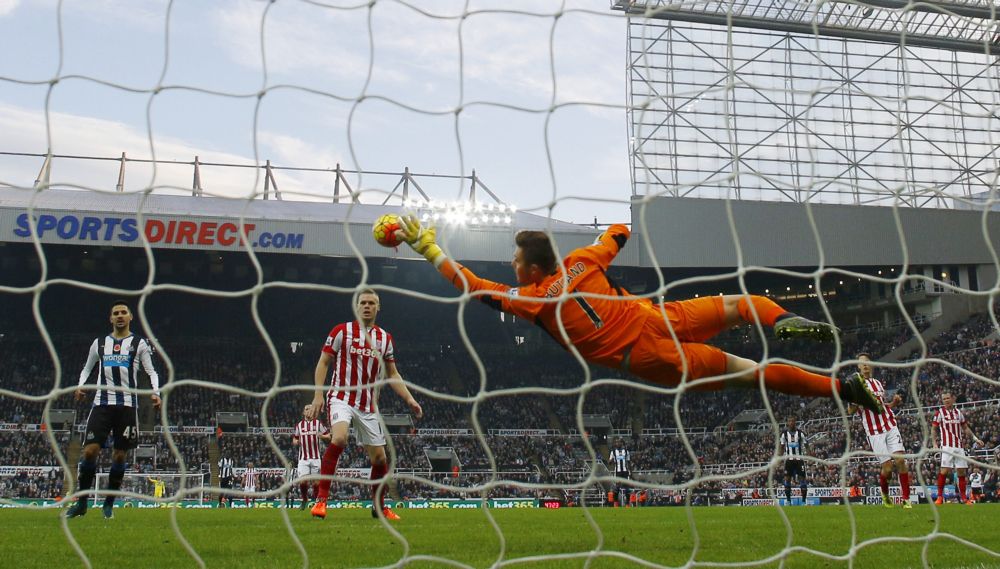 De spectaculairste reddingen in de Premier League (video)