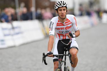 Ploegmaatje Van der Poel wint wielerrit dankzij grote valpartij (video)