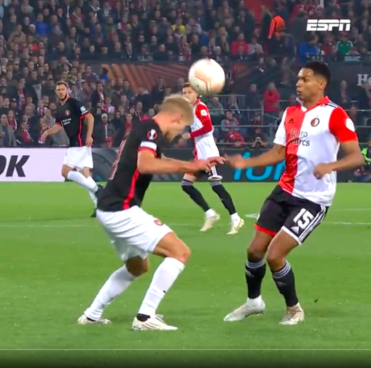 🎥 | Terugzien! Check hier de sneaky handsbal van Feyenoord-back Marcos López