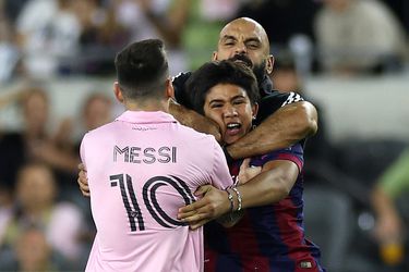 🎥 | Check hier hoe de beveiliger van Lionel Messi een fan moet tegenhouden