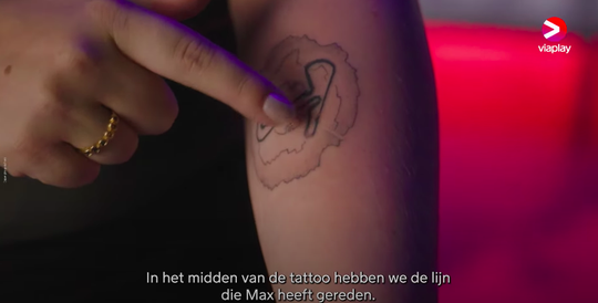 🎥 | F1-fan laat via speciale machine openingsronde van Verstappen bij Dutch GP op arm tatoeëren