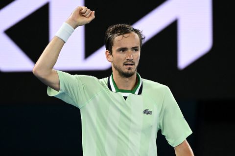 Daniil Medvedev met pijn en moeite en vijandig publiek toch naar finale Australian Open