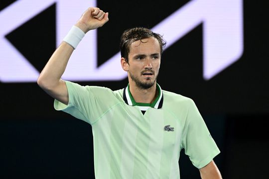 Daniil Medvedev met pijn en moeite en vijandig publiek toch naar finale Australian Open