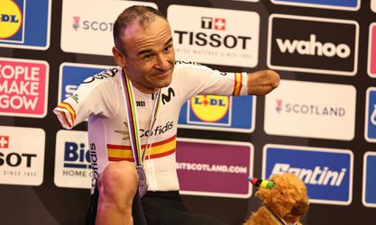  🎥 🎁 | Parawielrenner zonder onderarmen krijgt onhandig cadeau na winnen wereldtitel