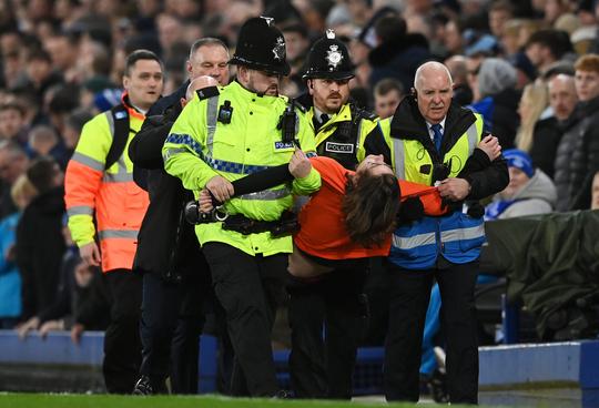 🎥 | Gast die zich vastbond aan Everton-doelpaal maakte video: 'Ik ben doodsbang'