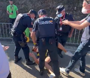 🎥 | Bizar: Spaanse politie wil verzorger Jumbo-Visma oppakken in dramatisch geregelde Vuelta