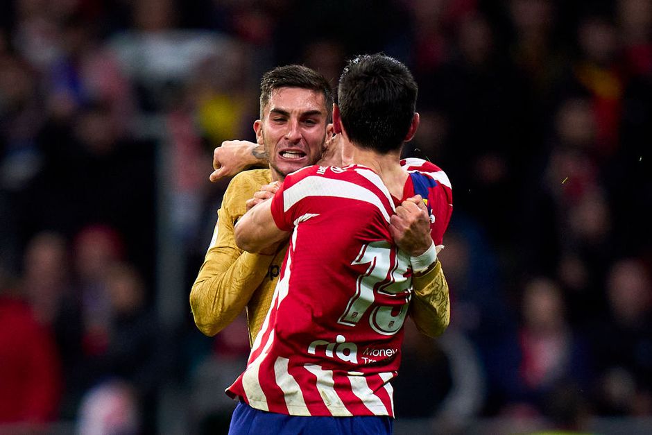 Stoeiende voetballers Ferran Torres en Stefan Savic mogen 2 wedstrijden niet meedoen