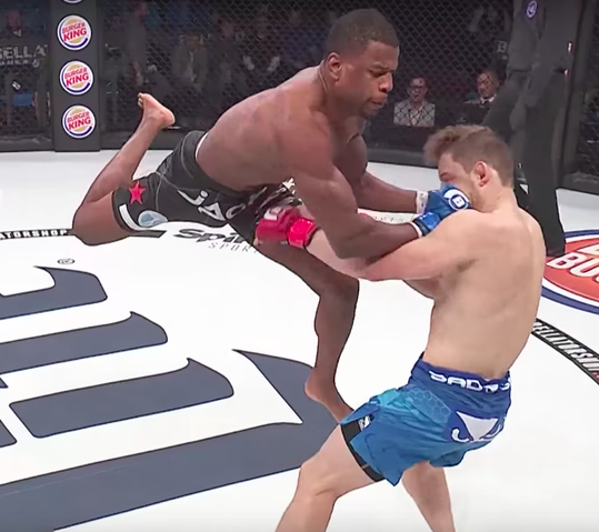 Bellator-debutant trapt tegenstander na 90 seconden KO met 'flying knee' (video)